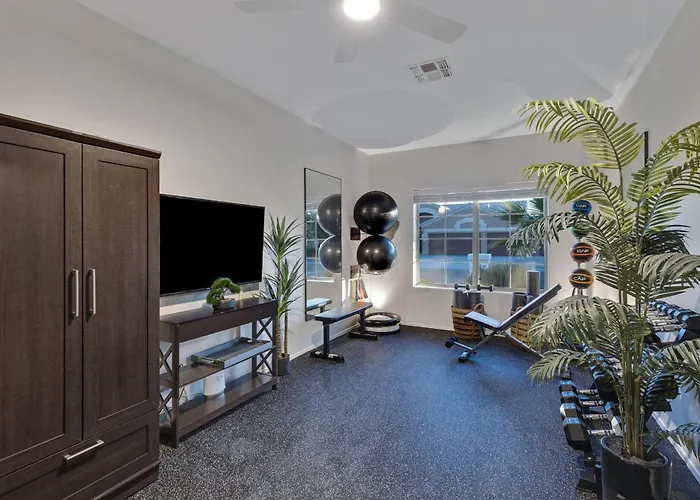 Desert Escape Minutes From Shopping, Dining & Golf *