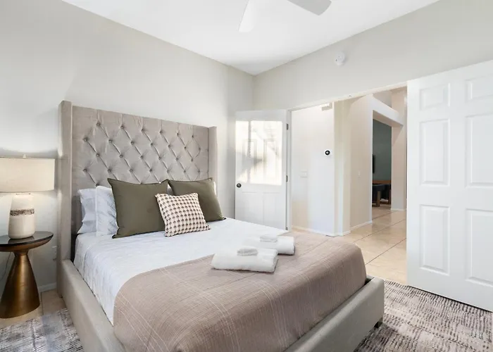 Desert Escape Minutes From Shopping, Dining & Golf Holiday home *
