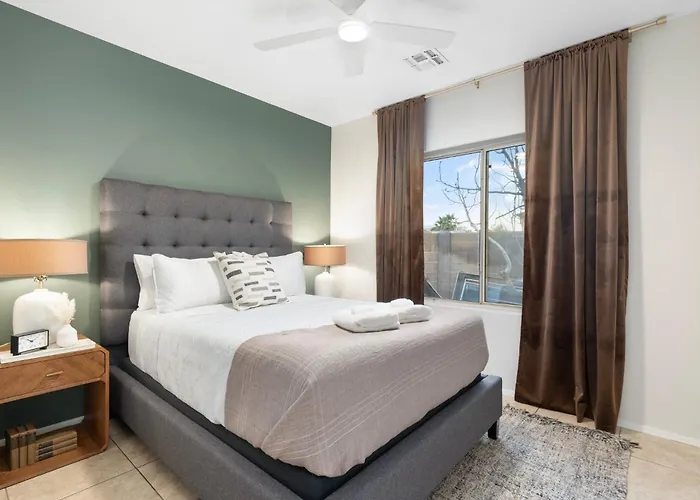 Desert Escape Minutes From Shopping, Dining & Golf Holiday home *