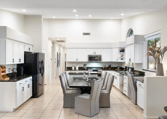 Holiday home Desert Escape Minutes From Shopping, Dining & Golf *