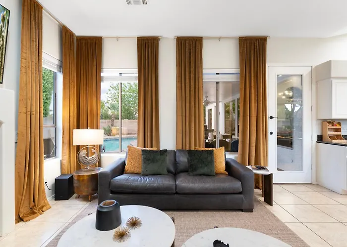 Desert Escape Minutes From Shopping, Dining & Golf Holiday home *