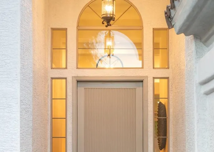 Desert Escape Minutes From Shopping, Dining & Golf *