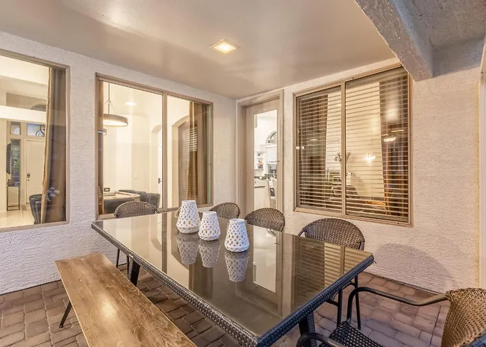 Holiday home Desert Escape Minutes From Shopping, Dining & Golf *